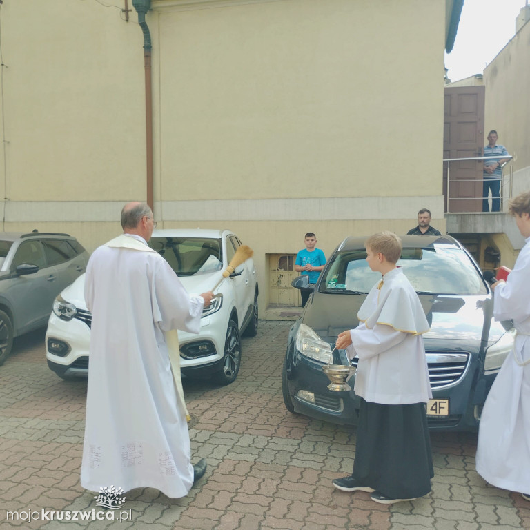 W parafii św. Teresy od Dzieciątka Jezus w Kruszwicy poświęcono pojazdy [FOTO]