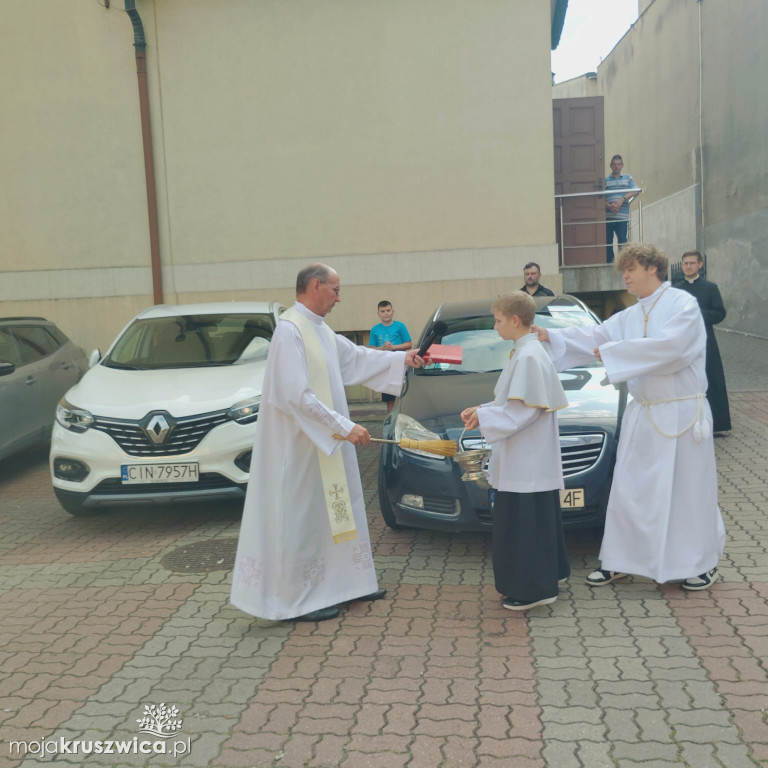 W parafii św. Teresy od Dzieciątka Jezus w Kruszwicy poświęcono pojazdy [FOTO]