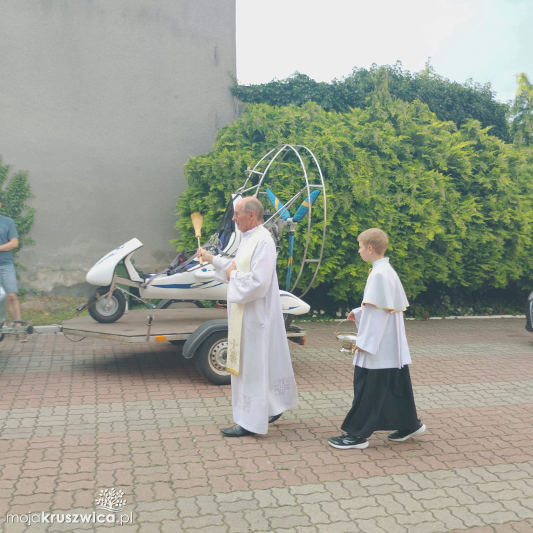 W parafii św. Teresy od Dzieciątka Jezus w Kruszwicy poświęcono pojazdy [FOTO]