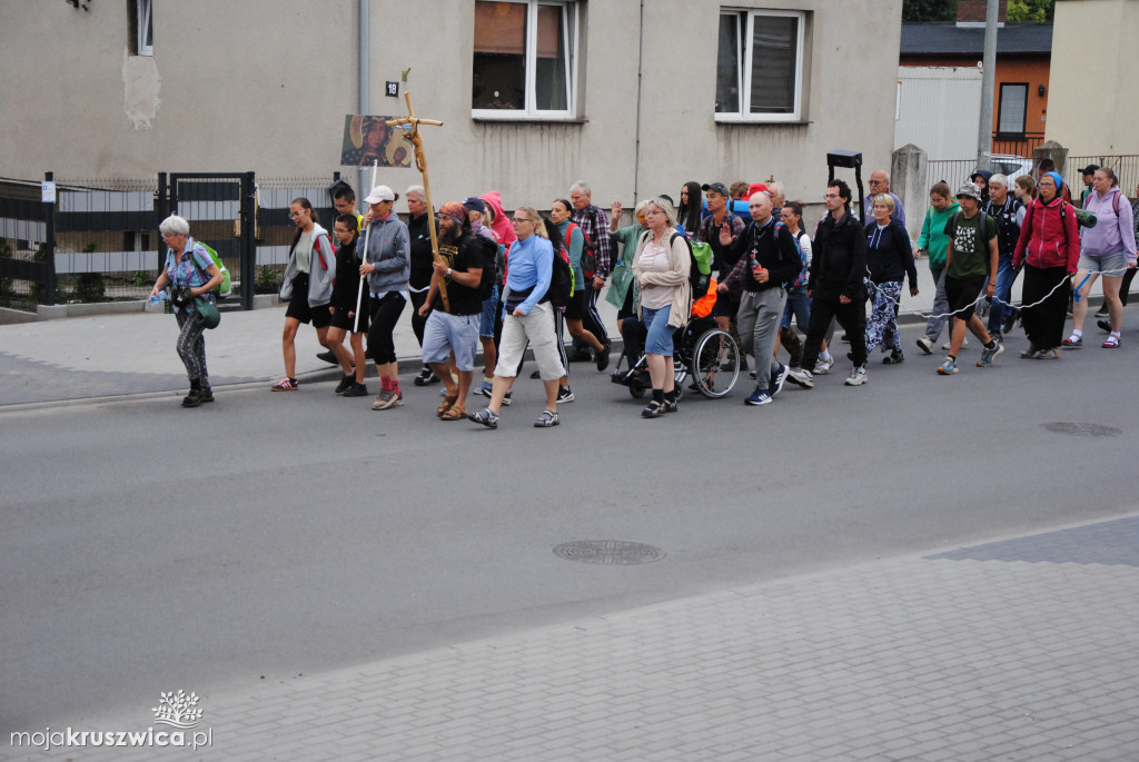 Pielgrzymi wyruszyli z parafii św. Teresy od Dzieciątka Jezus w Kruszwicy