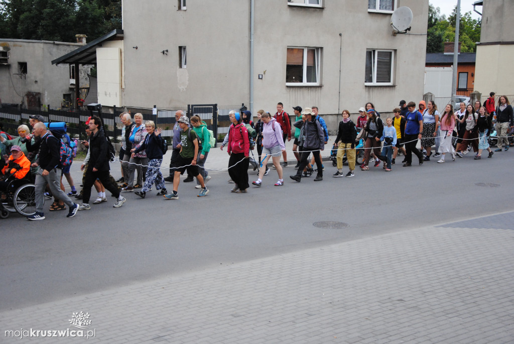 Pielgrzymi wyruszyli z parafii św. Teresy od Dzieciątka Jezus w Kruszwicy