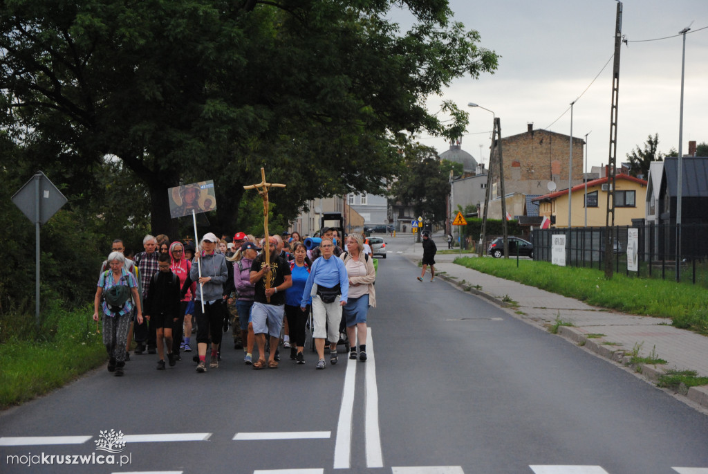 Pielgrzymi wyruszyli z parafii św. Teresy od Dzieciątka Jezus w Kruszwicy