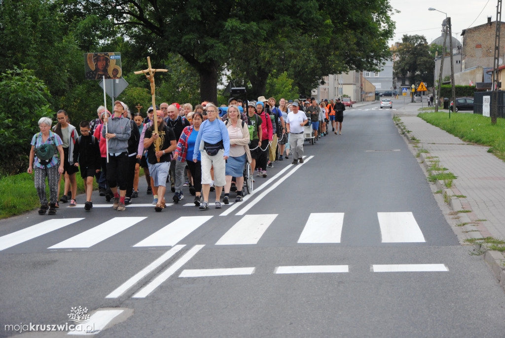 Pielgrzymi wyruszyli z parafii św. Teresy od Dzieciątka Jezus w Kruszwicy