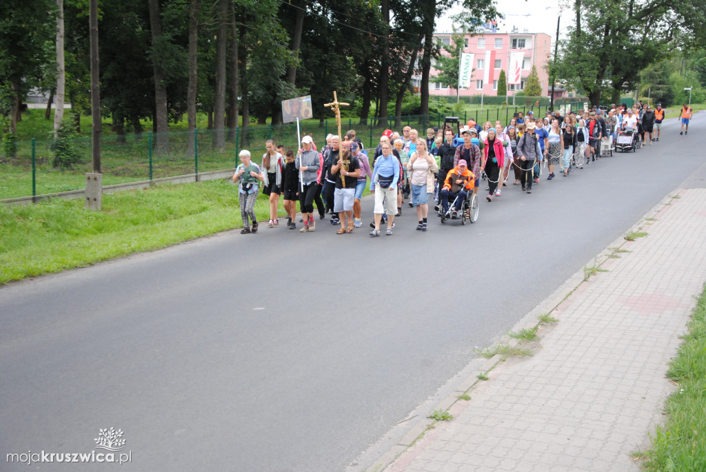 Pielgrzymi wyruszyli z parafii św. Teresy od Dzieciątka Jezus w Kruszwicy