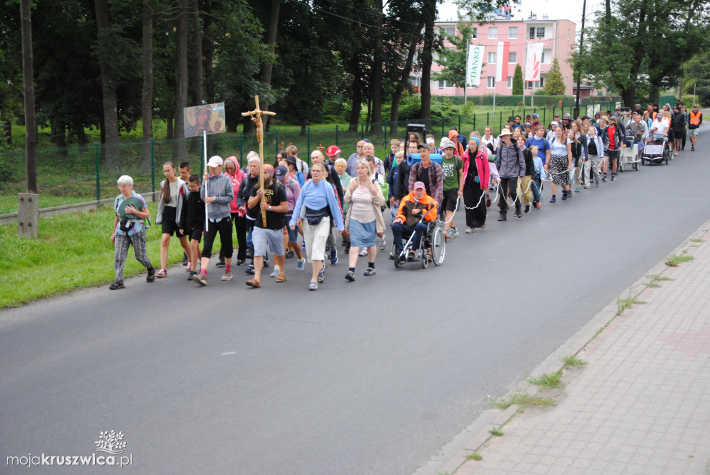 Pielgrzymi wyruszyli z parafii św. Teresy od Dzieciątka Jezus w Kruszwicy