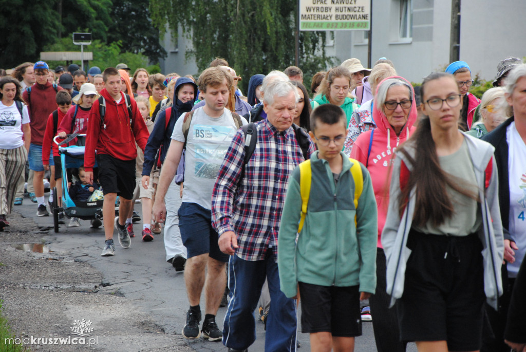 Pielgrzymi wyruszyli z parafii św. Teresy od Dzieciątka Jezus w Kruszwicy