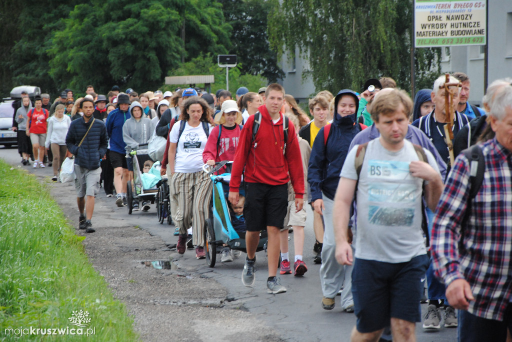 Pielgrzymi wyruszyli z parafii św. Teresy od Dzieciątka Jezus w Kruszwicy