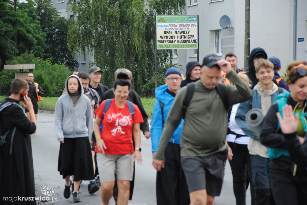 Pielgrzymi wyruszyli z parafii św. Teresy od Dzieciątka Jezus w Kruszwicy