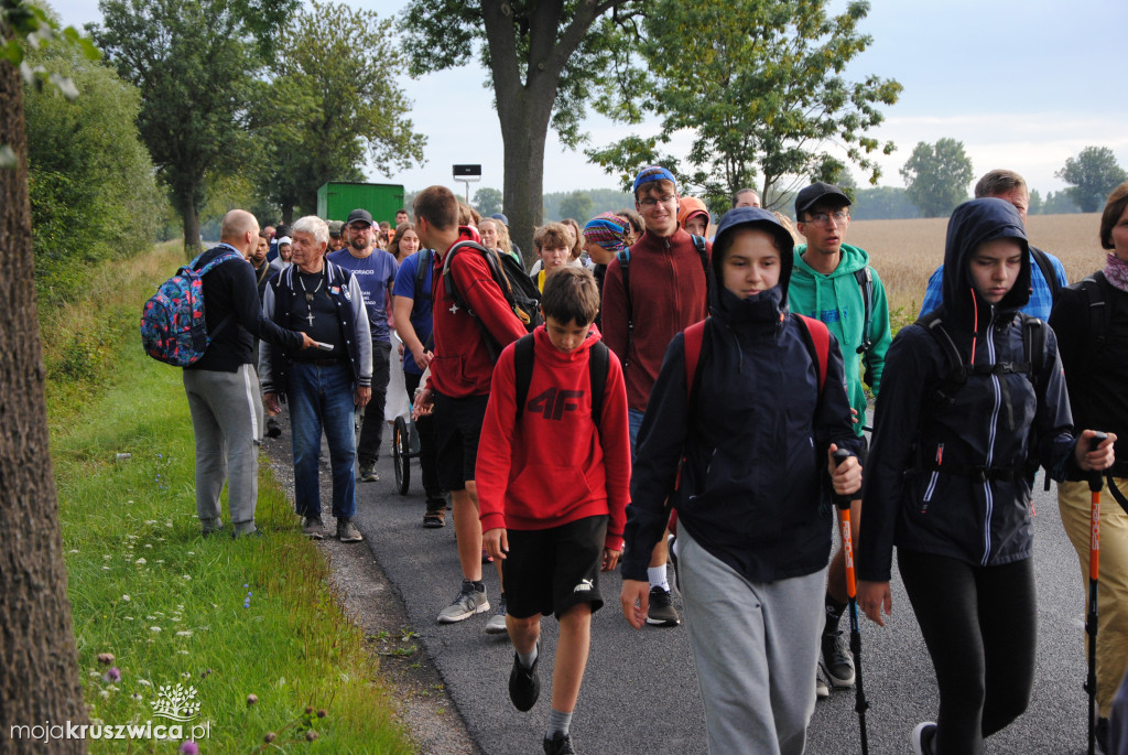 Pielgrzymi wyruszyli z parafii św. Teresy od Dzieciątka Jezus w Kruszwicy