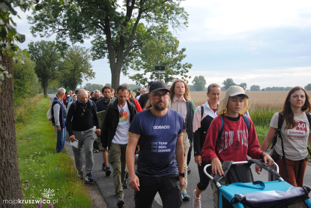Pielgrzymi wyruszyli z parafii św. Teresy od Dzieciątka Jezus w Kruszwicy