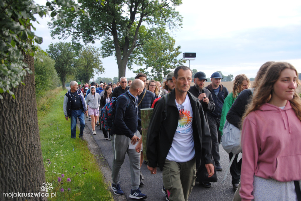 Pielgrzymi wyruszyli z parafii św. Teresy od Dzieciątka Jezus w Kruszwicy