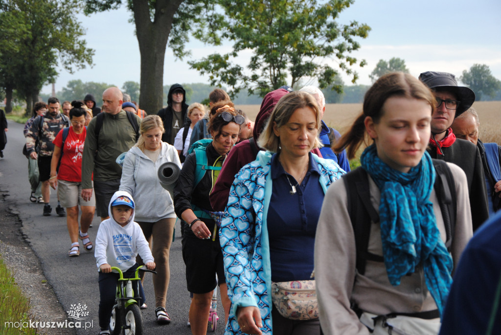 Pielgrzymi wyruszyli z parafii św. Teresy od Dzieciątka Jezus w Kruszwicy
