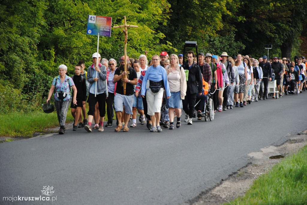 Pielgrzymi wyruszyli z parafii św. Teresy od Dzieciątka Jezus w Kruszwicy