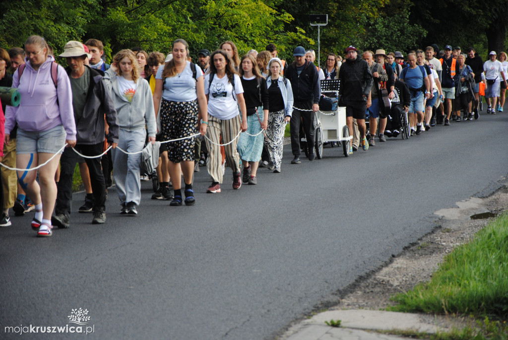 Pielgrzymi wyruszyli z parafii św. Teresy od Dzieciątka Jezus w Kruszwicy