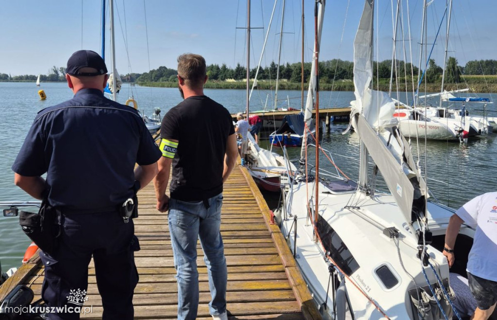 Służby zawsze pomocne na wodzie. Tak było na regatach w Łącku [FOTO]