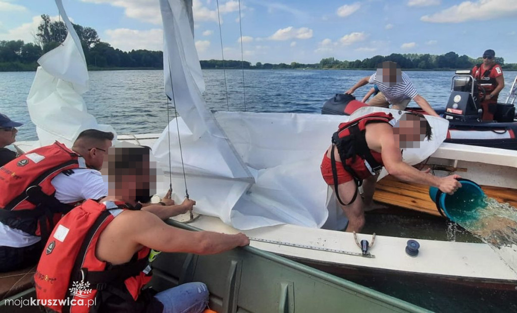 Służby zawsze pomocne na wodzie. Tak było na regatach w Łącku [FOTO]
