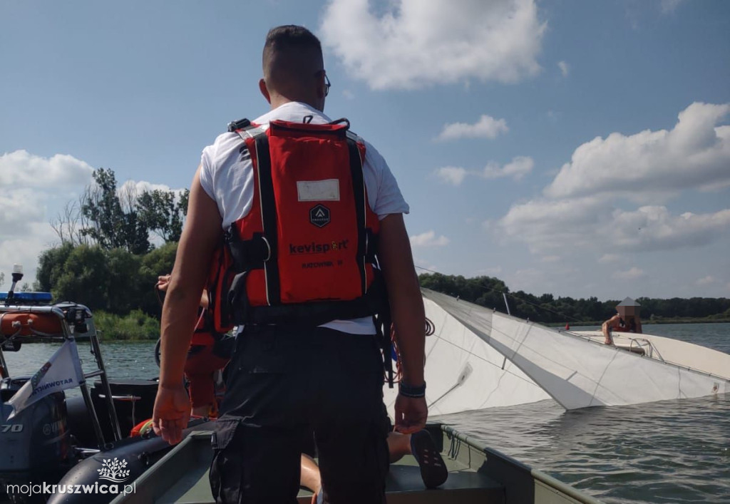 Służby zawsze pomocne na wodzie. Tak było na regatach w Łącku [FOTO]