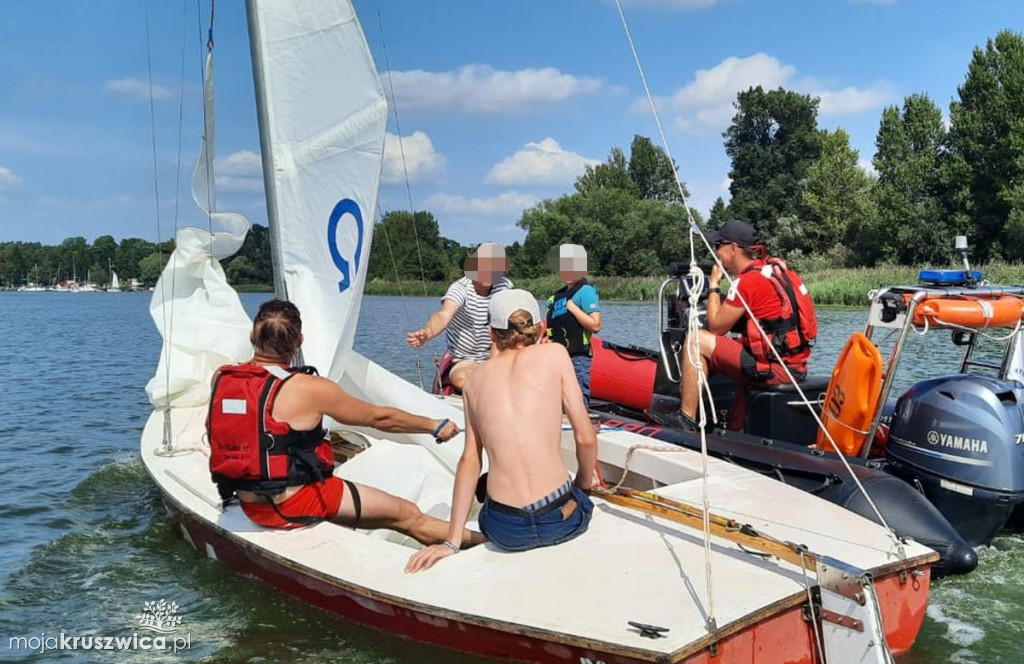 Służby zawsze pomocne na wodzie. Tak było na regatach w Łącku [FOTO]