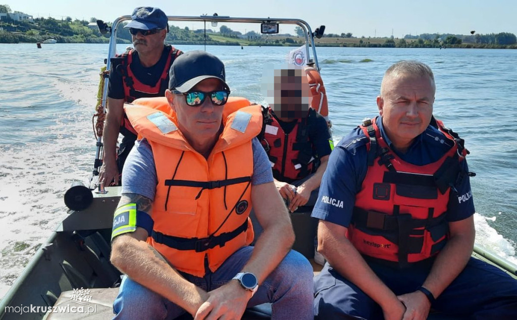 Służby zawsze pomocne na wodzie. Tak było na regatach w Łącku [FOTO]