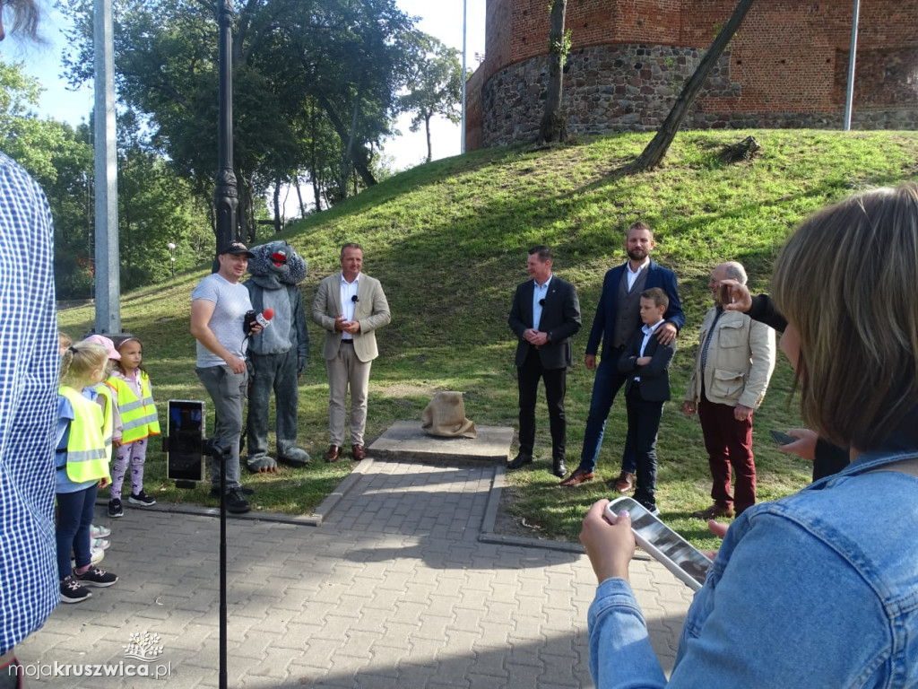 Mała mysz pojawiła się pod zamkowym wzgórzem [ZDJĘCIA]