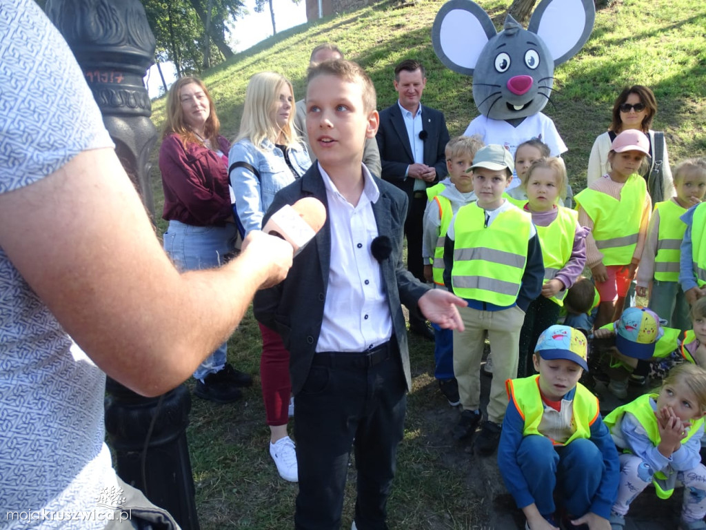 Mała mysz pojawiła się pod zamkowym wzgórzem [ZDJĘCIA]