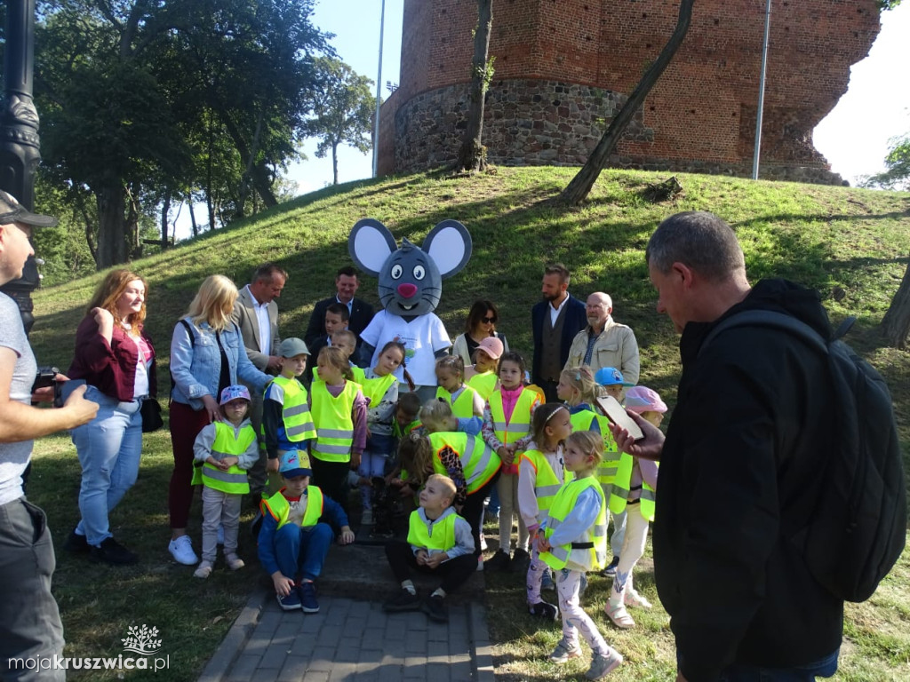 Mała mysz pojawiła się pod zamkowym wzgórzem [ZDJĘCIA]