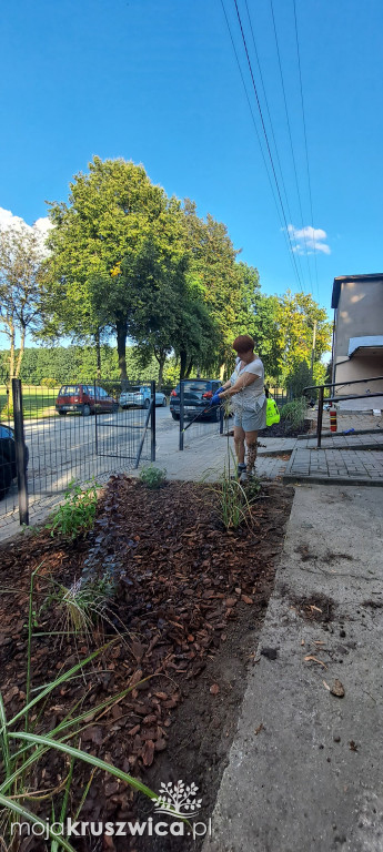 Prace porządkowe przy świetlicy w Sukowach