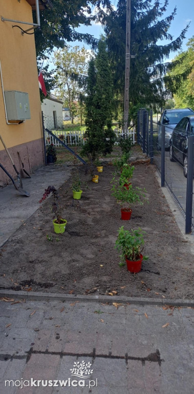 Prace porządkowe przy świetlicy w Sukowach