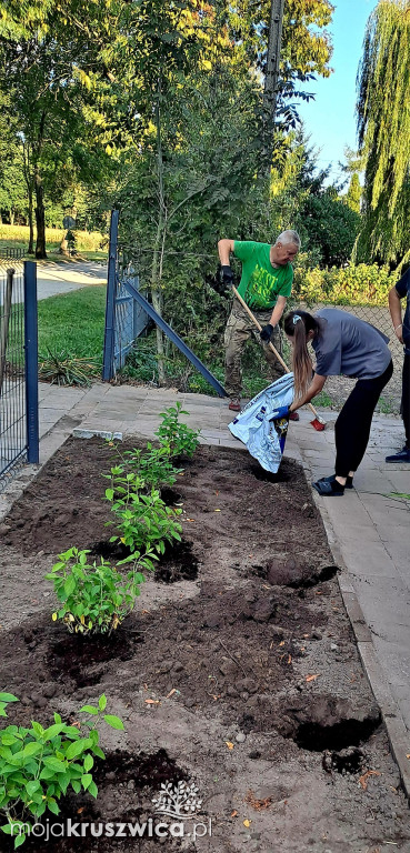 Prace porządkowe przy świetlicy w Sukowach