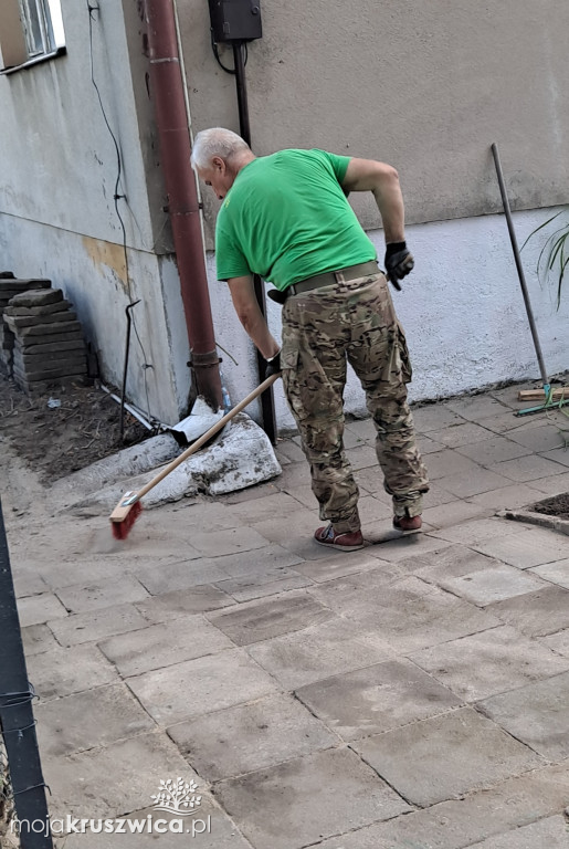 Prace porządkowe przy świetlicy w Sukowach