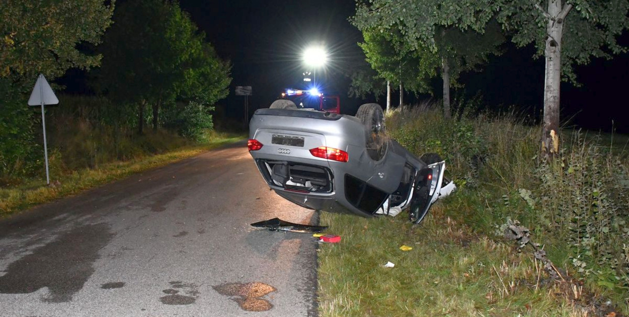 Trzy osoby w szpitalu po dachowaniu audi