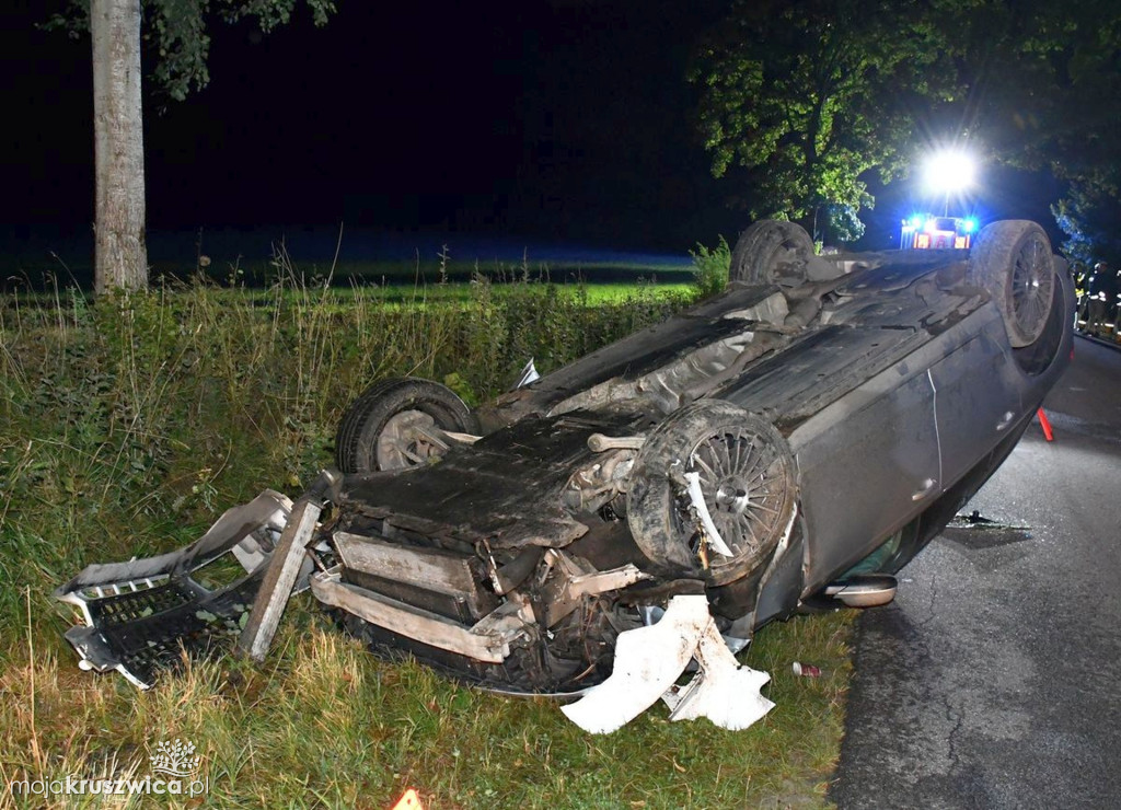 Trzy osoby w szpitalu po dachowaniu audi