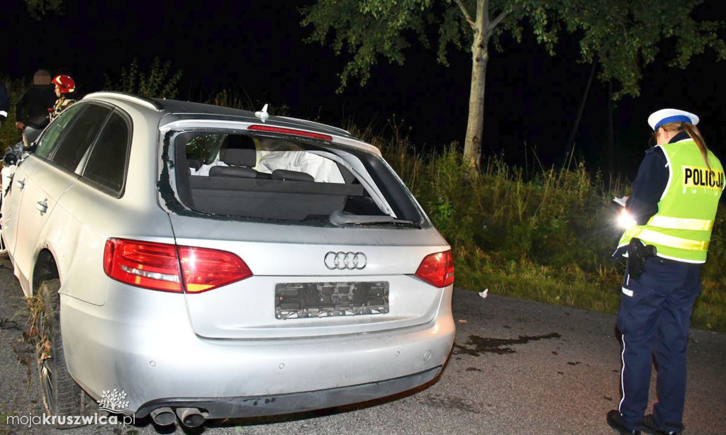 Trzy osoby w szpitalu po dachowaniu audi