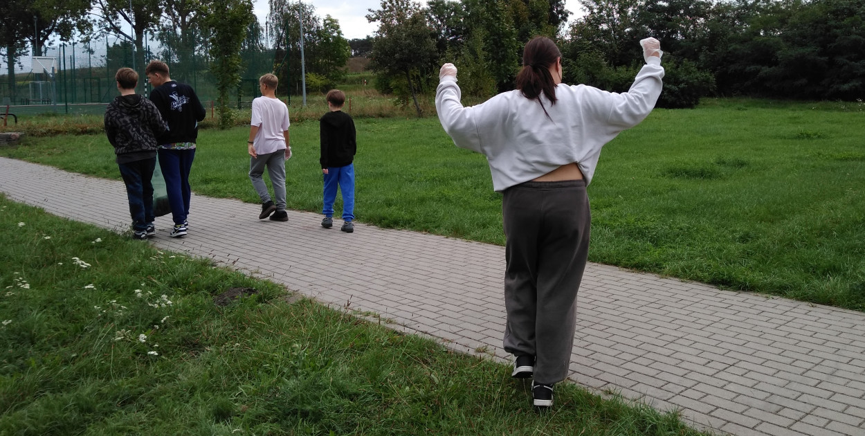 Uczniowie Szkoły Podstawowej w Chełmcach wzięła udział w akcji „Sprzątanie Świata\