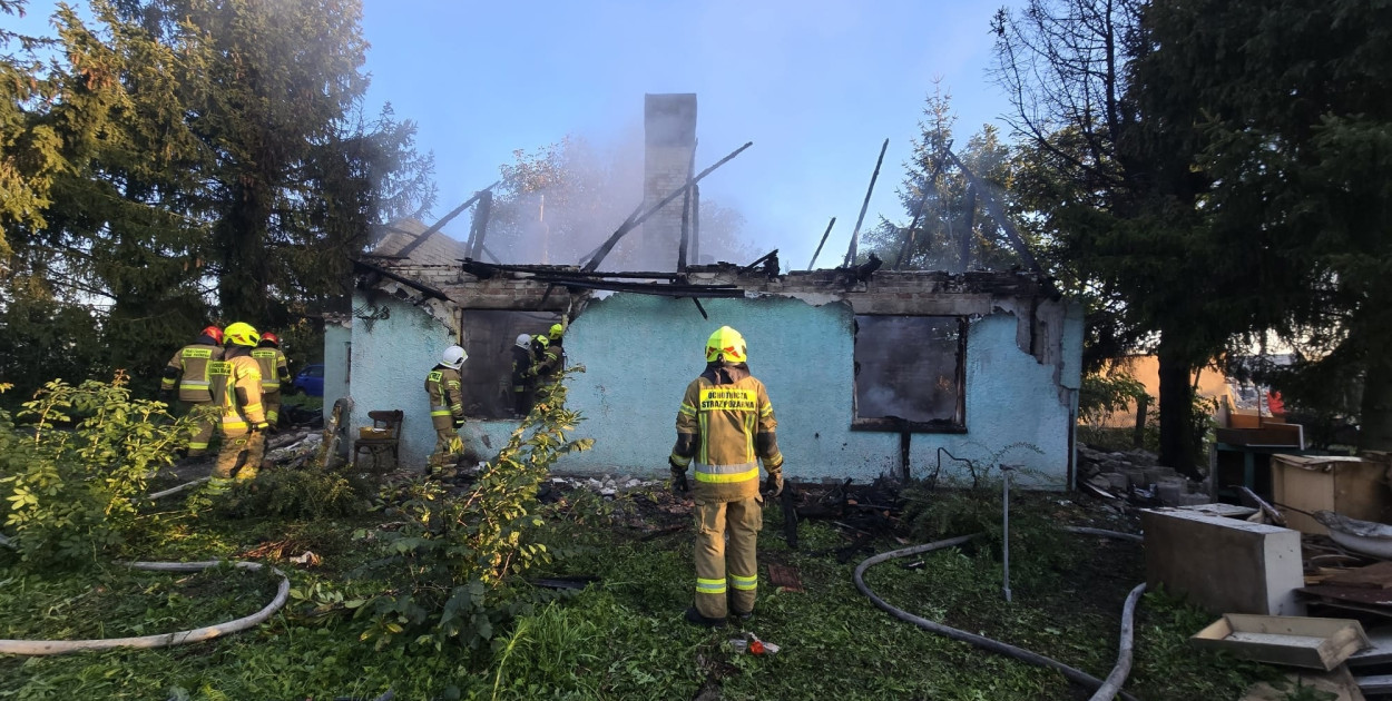 Giżewo: Pożar domu jednorodzinnego. Strażacy walczyli z ogniem [FOTO]