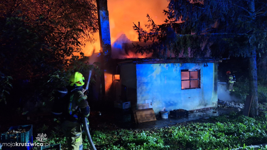 Giżewo: Pożar domu jednorodzinnego. Strażacy walczyli z ogniem [FOTO]
