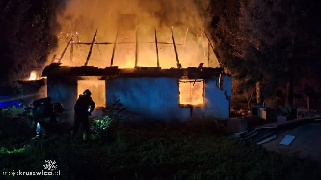 Giżewo: Pożar domu jednorodzinnego. Strażacy walczyli z ogniem [FOTO]