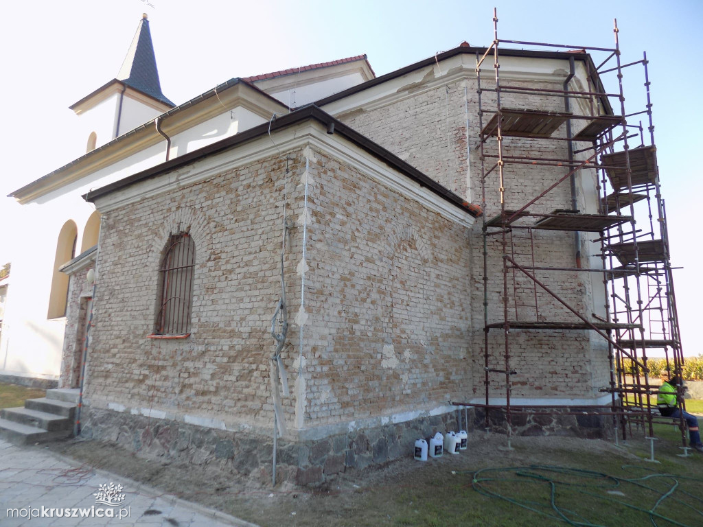 Chełmce: Remont elewacji prezbiterium i zakrystii w parafii św. Katarzyny