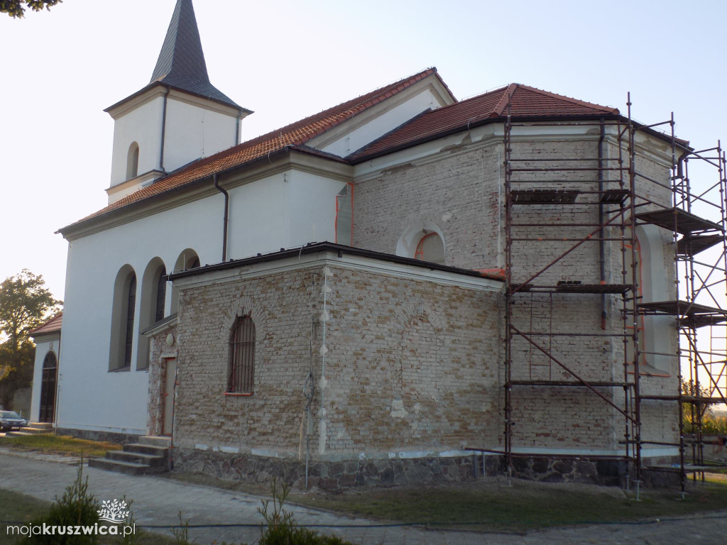 Chełmce: Remont elewacji prezbiterium i zakrystii w parafii św. Katarzyny