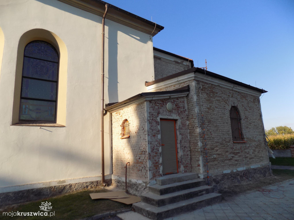 Chełmce: Remont elewacji prezbiterium i zakrystii w parafii św. Katarzyny