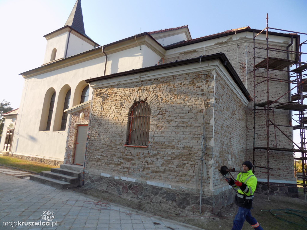 Chełmce: Remont elewacji prezbiterium i zakrystii w parafii św. Katarzyny