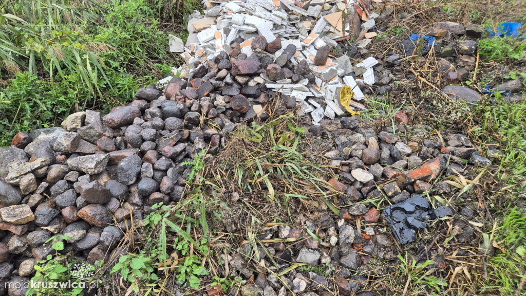 Nielegalny zrzut odpadów na plaży nad jeziorem Tryszczyń