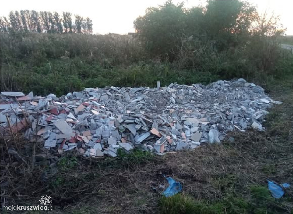Nielegalny zrzut odpadów na plaży nad jeziorem Tryszczyń