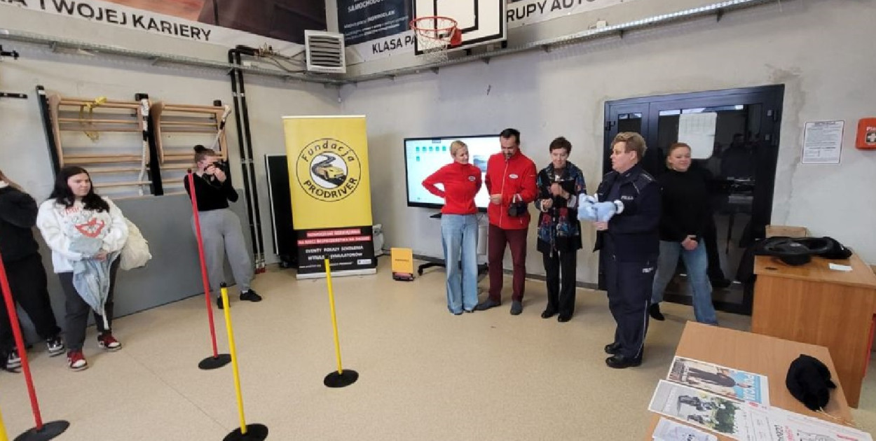 Policjanci z Inowrocławia wraz z przedstawicielami Fundacji Prodriver