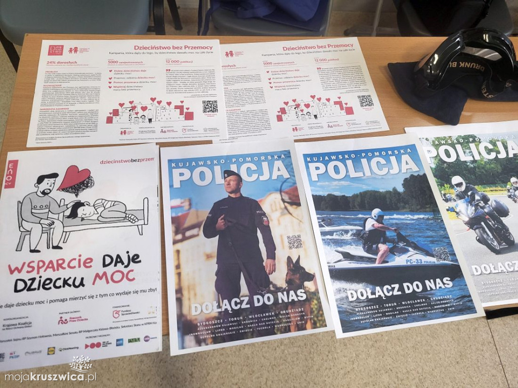 Policjanci z Inowrocławia wraz z przedstawicielami Fundacji Prodriver