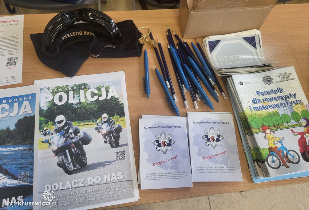 Policjanci z Inowrocławia wraz z przedstawicielami Fundacji Prodriver