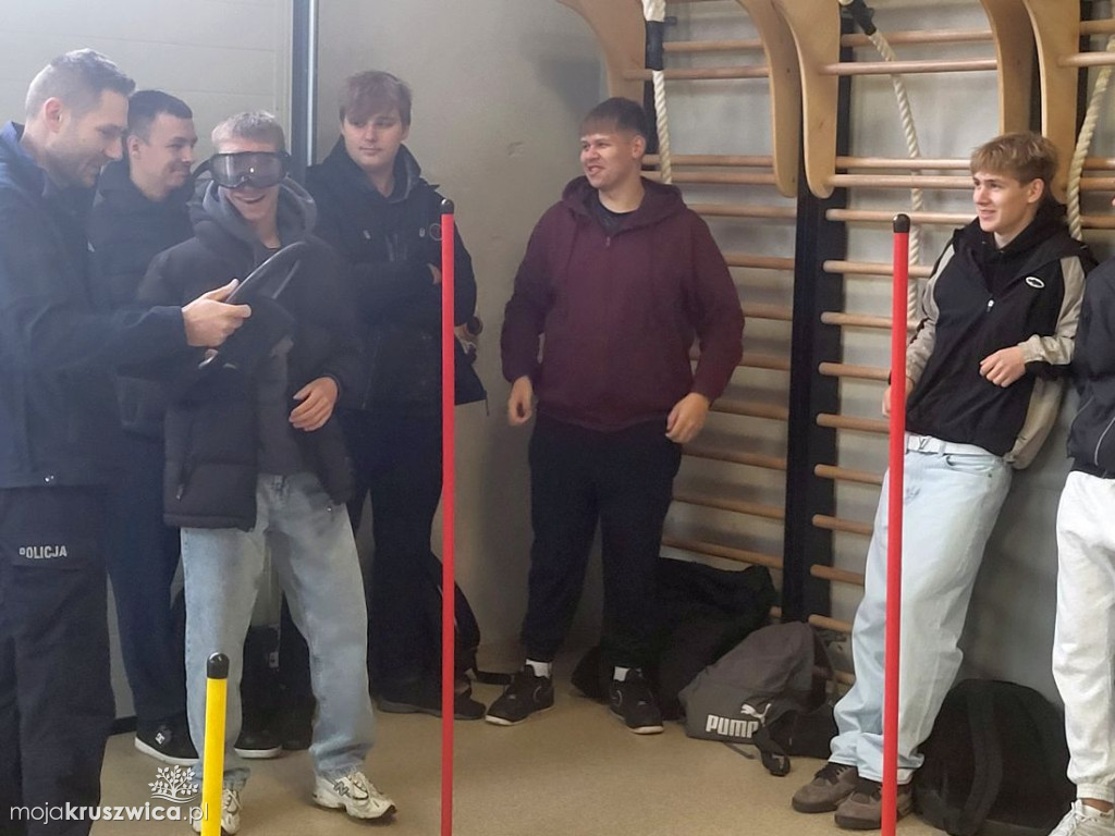 Policjanci z Inowrocławia wraz z przedstawicielami Fundacji Prodriver