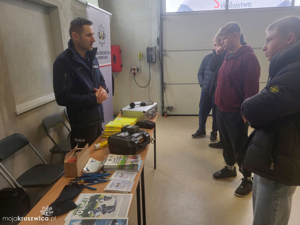 Policjanci z Inowrocławia wraz z przedstawicielami Fundacji Prodriver