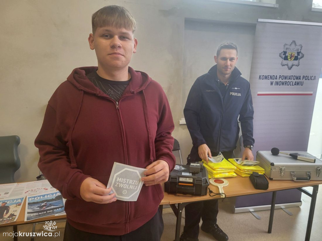 Policjanci z Inowrocławia wraz z przedstawicielami Fundacji Prodriver