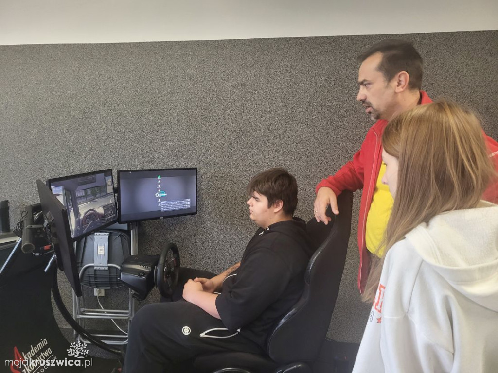Policjanci z Inowrocławia wraz z przedstawicielami Fundacji Prodriver